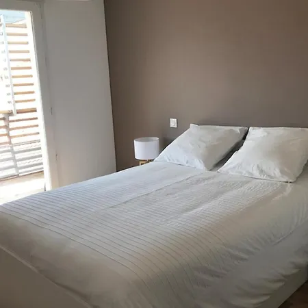 Nice Apt With Balcony In