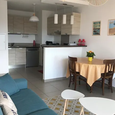 Nice Apt With Balcony In アパート